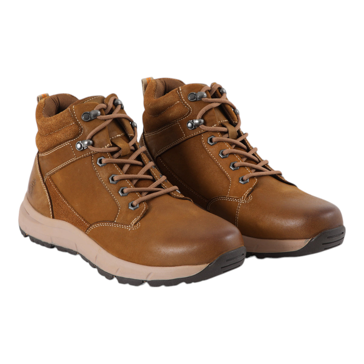 Botin de cuero cafe claro para hombre con cordon y suela de goma vista ambos zapatos