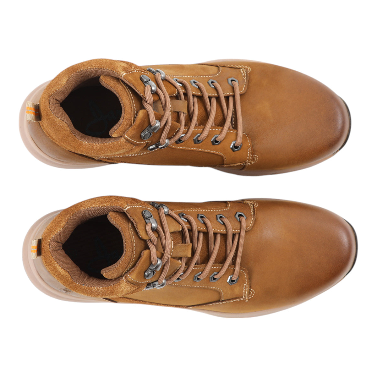Botin de cuero cafe claro para hombre con cordon y suela de goma vista ambos zapatos