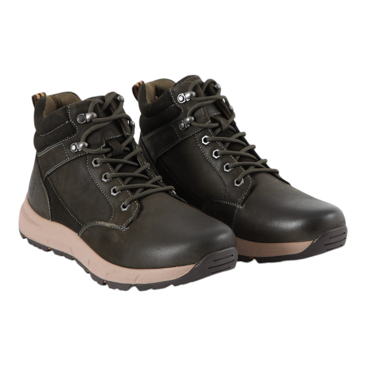 Botin de cuero cafe oscuro para hombre con cordon y suela de goma vista ambos zapatos
