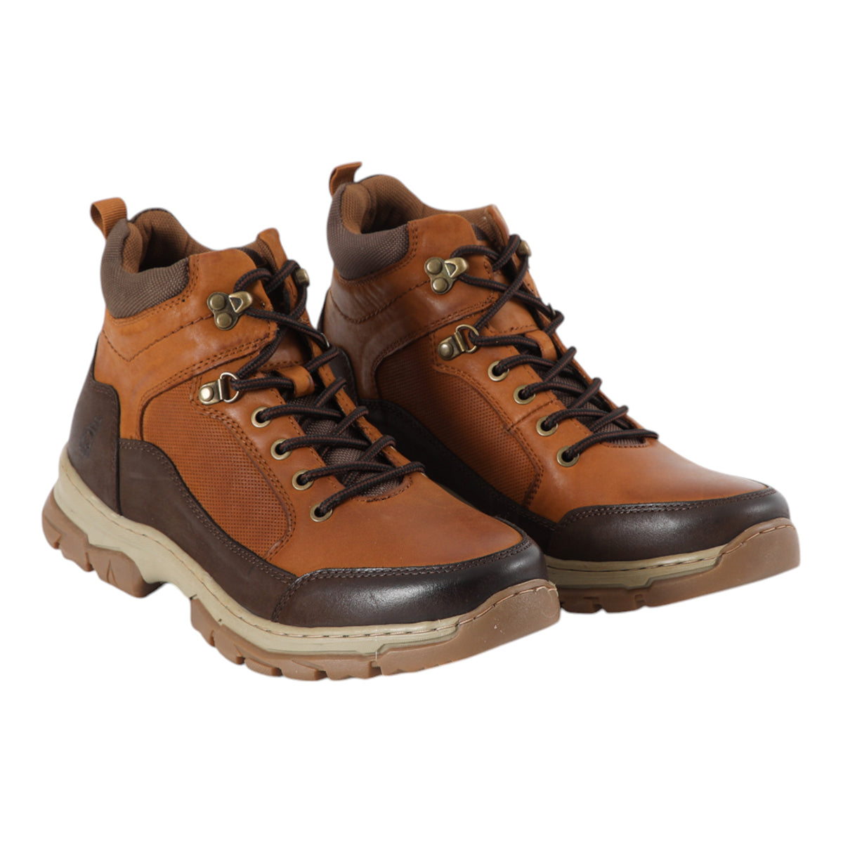 Botin beige outdoor de cuero para hombre vista ambos zapatos
