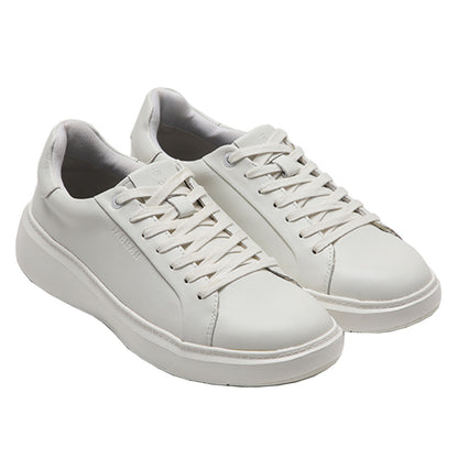 Zapatilla color blanco de cuero para hombre vista ambos zapatos