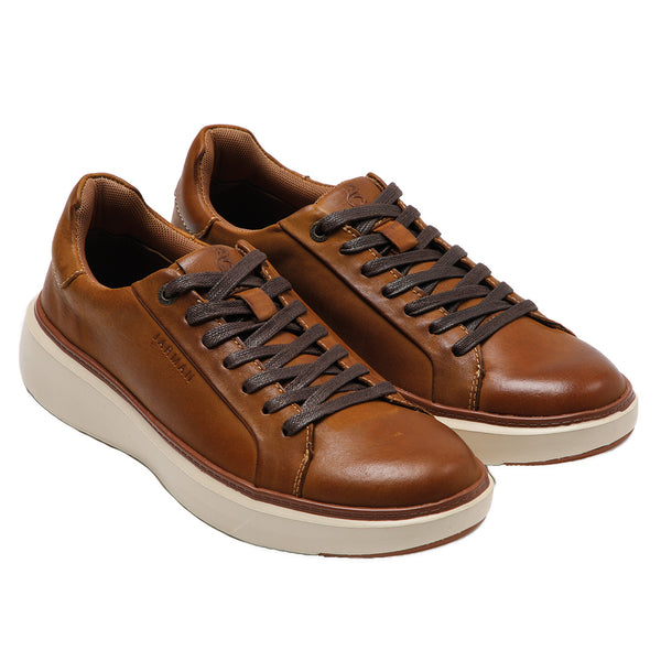 Zapatilla color cafe de cuero para hombre vista ambos zapatos